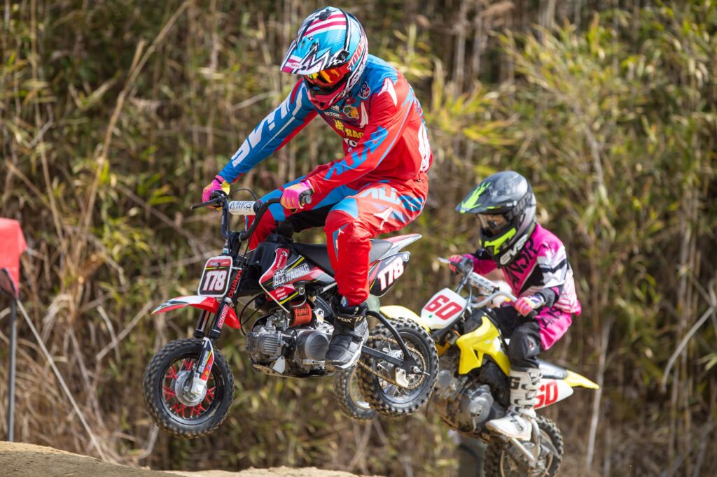 子供にオフロードバイクデビューをさせたい！始め方からおすすめアイテムをご紹介| Dirtbikeplus (ダートバイクプラス)