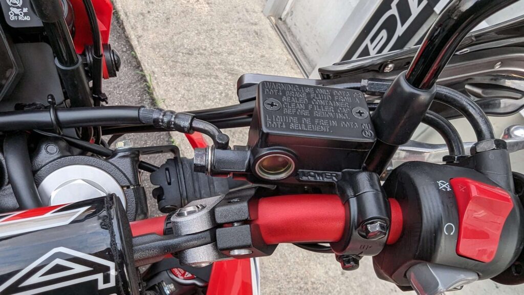 MD47型のCRF250Lは専用で無いとハンドガードが取り付け出来ないのですが、マスターシリンダーから出ているブレーキホースがハンドガードのクランプと干渉しやすいのです。