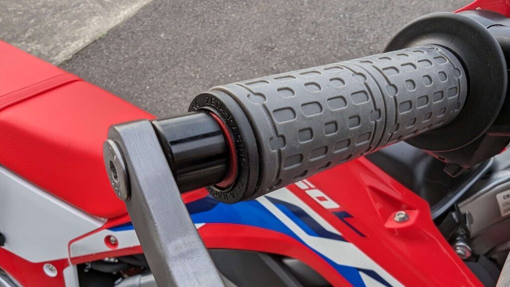 ZETAのベースグリップにラバーを装着した、ラリータイプ。
手元への振動が少なく、ツーリングではとても快適です。