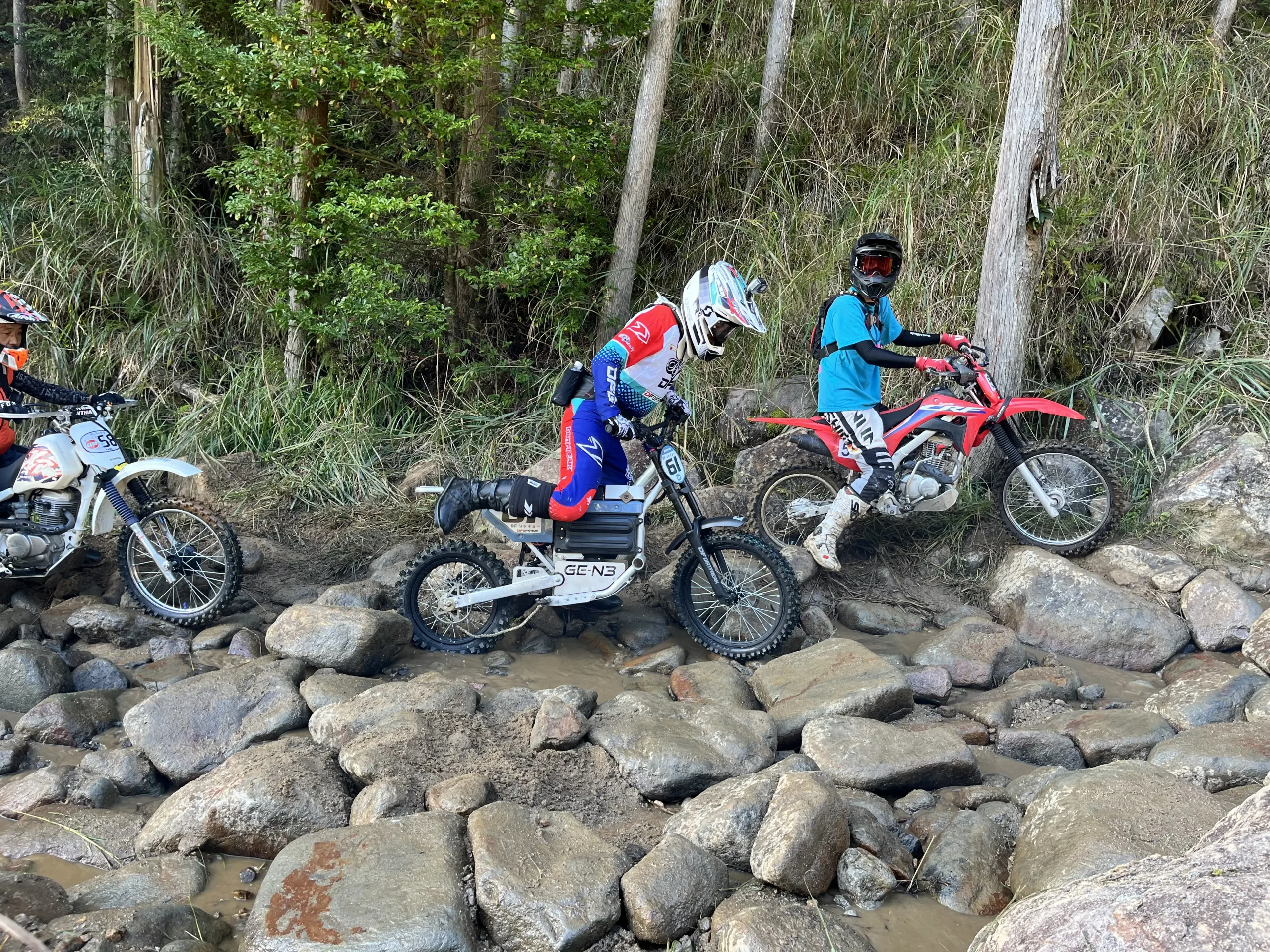電動バイクでハードエンデューロレース!