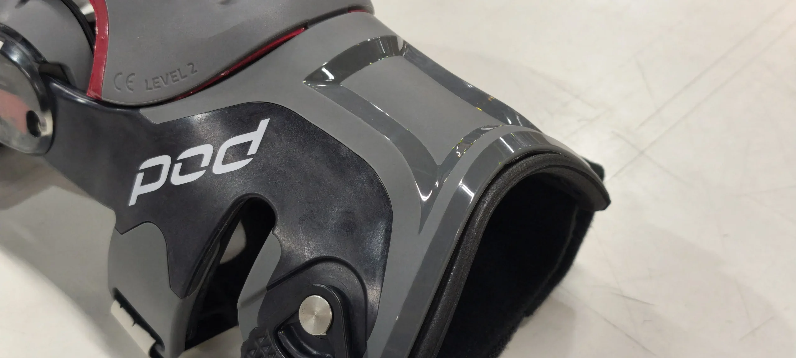 神々が纏う装具・POD K8 3.0ニーブレース